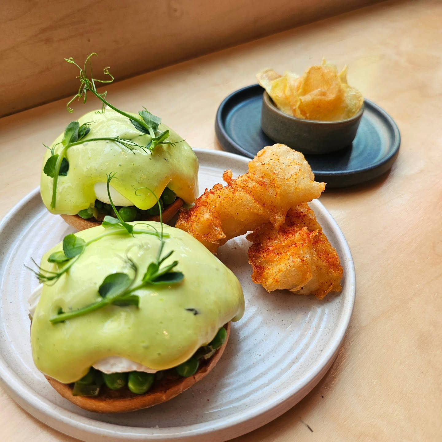 ⚡️Weekend Special⚡️ Fish n Chips Benedict 👀 White Hag beer battered Monkfish, green pea tartare…